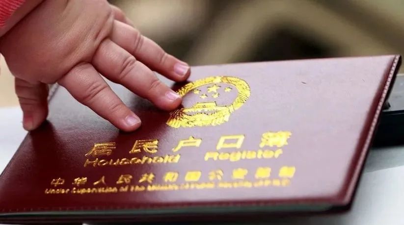 国法律将婚生子女和非婚生子女置于同等地位，