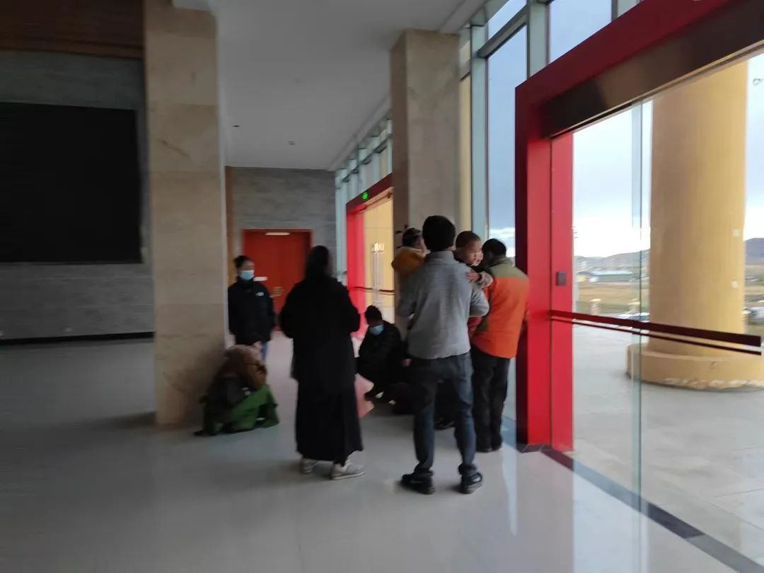 《中华人民共和国民法典》第一千零七十一条规定，非婚生子女和婚生子女享有同等的权利，任何组织或者个人不得加以危害和歧视。不直接抚养非婚生子女的生父或者生母，应当负担未成年子女或者不能独立生活的成年子女的抚养费。