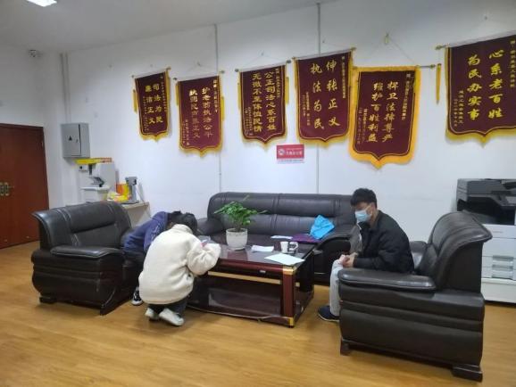 《中华人民共和国民法典》第一千零七十一条规定，非婚生子女和婚生子女享有同等的权利，任何组织或者个人不得加以危害和歧视。不直接抚养非婚生子女的生父或者生母，应当负担未成年子女或者不能独立生活的成年子女的抚养费。