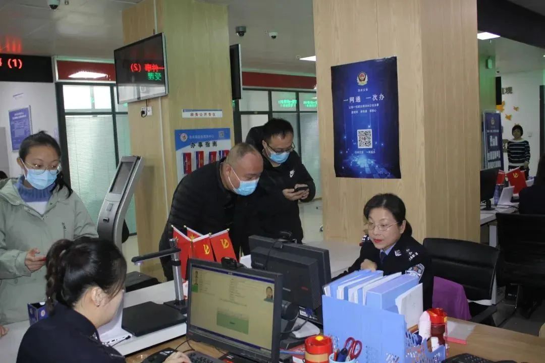 非婚生育的婴儿登记户口的，随母登记户口提供身份证、户口簿、《出生医学证明》、非婚生育声明；随父登记户口的，除上述材料外，仅需提供具有资质的鉴定机构出具的亲子鉴定证明。